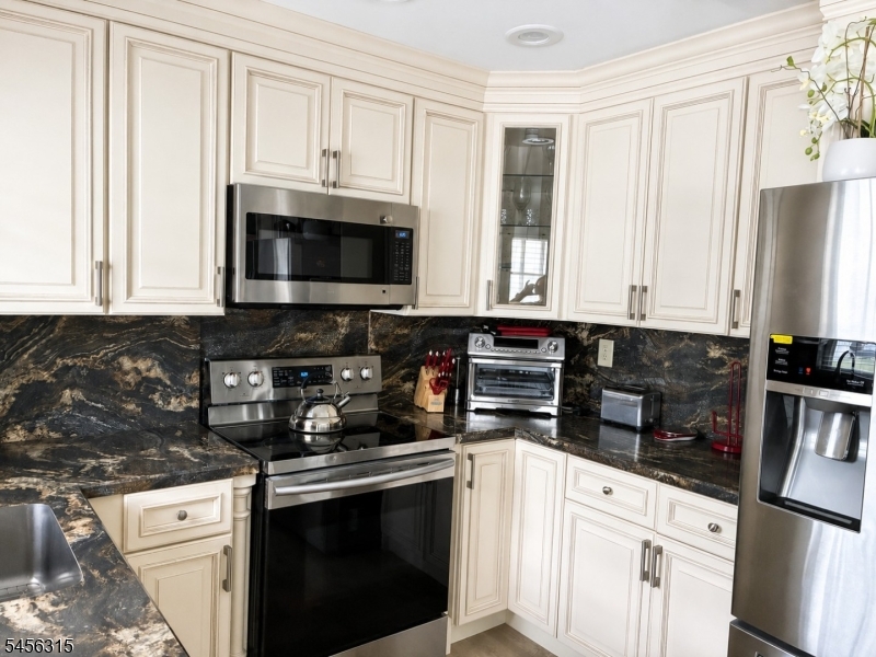 Photo 4 of 102B Buckingham Dr